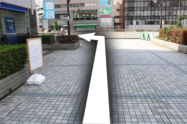 突き当りを左へ曲がります。