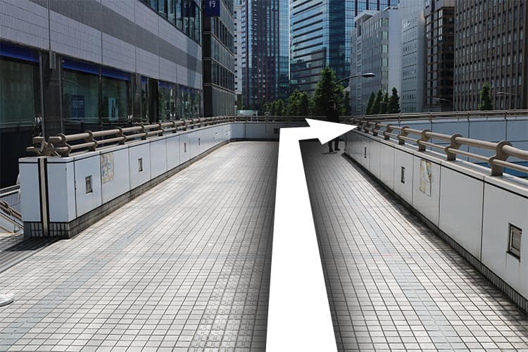 道なりに進み、右へ曲がります。