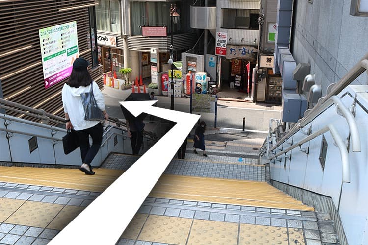 階段を降り左へ進みます。